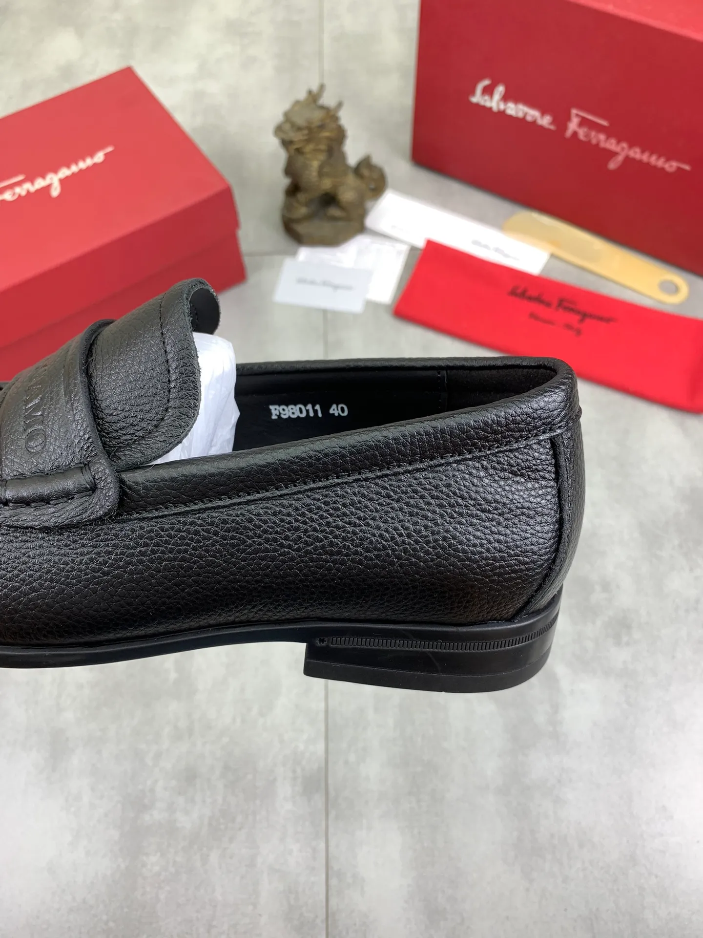 Men's Men's Shoes 💰P460💰[New Style] Water-dyed Niuli 🆘[Salvatore Ferragamo] Ferragamo's latest casual business leather shoes for men! Available at counters simultaneously! The fabric is made of specially imported original calfskin, and the interior is made of imported water-dyed cowhide. It is absolutely luxurious and leads the fashion trend. Matching code: 38-45; 3⃣️ colors available